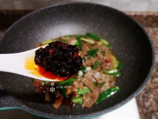 15、蒜苗炒猪肝,放入一勺老干妈风味豆豉翻炒均匀即可出锅！