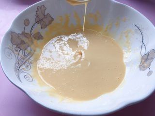 7、网格蛋饼,继续用手动打蛋器搅打，搅拌至面糊无颗粒状态，提起打蛋器，面糊呈流动状态即可