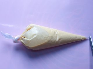 9、网格蛋饼,裱花袋前端剪一个小小的口（口不要剪大了，能让面糊顺利通过就行）