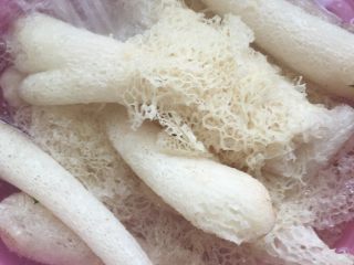 1、清水竹荪,食材洗净