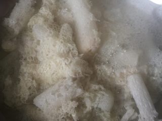 2、清水竹荪,水烧开后下竹荪