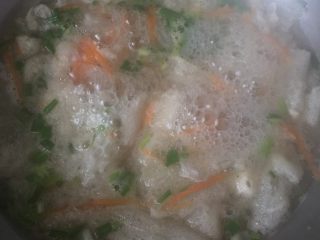 3、清水竹荪,再煮沸后下点盐和味精，下红萝卜，再煮会，下葱花