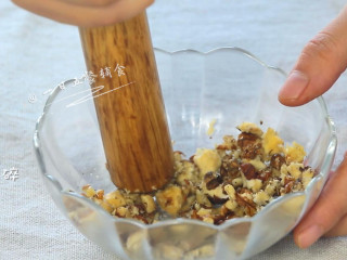 5、豆浆藜麦饭,用擀面杖将核桃捣碎，3岁以下的宝宝最好用料理机将核桃打成末，更细腻。