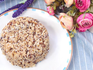 6、豆浆藜麦饭,豆浆里的豆渣可以放也可以不放，消化不良、容易胀气、贫血缺锌的人将豆渣过滤掉。但对患有三高的人、以及经常便秘的人来说，豆渣是个不错的烹饪原料，它对于控制血糖和血脂，对于软化粪便、预防便秘，有很好的作用。