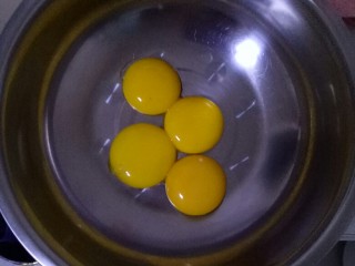 1、蛋糕????蛋糕,蛋黄分离放入无水的容器（小心不要将蛋黄弄破）