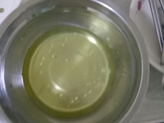 2、蛋糕????蛋糕,蛋清分离放入无水的容器（小心不要有杂物例如蛋壳）