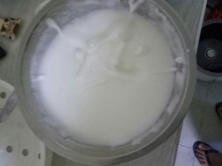 3、蛋糕????蛋糕,打蛋清搅拌均匀，约十五分钟