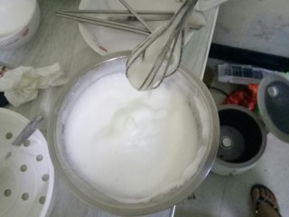 4、蛋糕????蛋糕,加入3勺白砂糖，继续搅拌打发15分钟，像奶油一样，打发好之后放一边备用