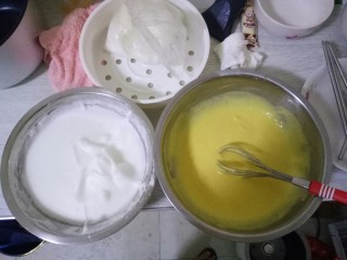 5、蛋糕????蛋糕,蛋黄搅碎！加入半袋牛奶和6勺面粉，像如搅拌蛋清一样，搅拌均匀，没有疙瘩，打发完毕特别细腻，充分融合，全部过程不要有水