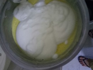 6、蛋糕????蛋糕,将打发好的蛋清把一半！的量到入蛋黄中，充分融合，继续搅拌均匀