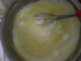 7、蛋糕????蛋糕,将剩下一半（如有蛋清沉底再搅拌一会，都是要求奶油状）加入充分搅拌