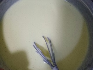 8、蛋糕????蛋糕,搅拌均匀后，将电饭锅锅底到锅壁有十厘米涂抹少许食用油，以免粘锅