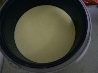 9、蛋糕????蛋糕,然后轻轻缓慢倒入电饭锅中，按下跳闸健，将排气孔用布盖上！约八分钟左右跳闸，中间跳闸可以再按下，根据具体情况！大约8分钟左右