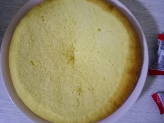 11、蛋糕????蛋糕,将电饭锅倒置将放入盘中，晾凉，最好放入冰箱冷却最佳！