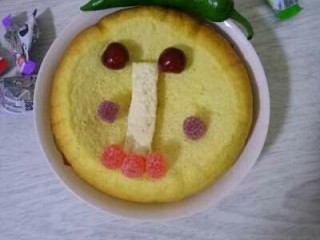 12、蛋糕????蛋糕,根据自己喜好摆造型。（可以用沙拉酱果酱水果，干果，巧克力，饼干，糖等进行造型！待蛋糕凉了以后再造型）就可以享用了