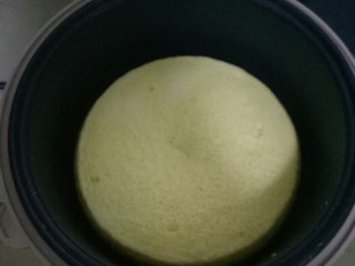 10、蛋糕????蛋糕,八分钟过后跳闸，保温到十五分钟！即可开盖（根据具体情况可以延长少许时间，不要太长，口感不好！）