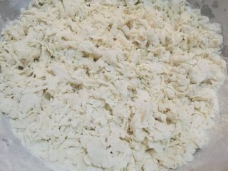 1、猪肉香菇水饺,面粉加入适量水和成絮状