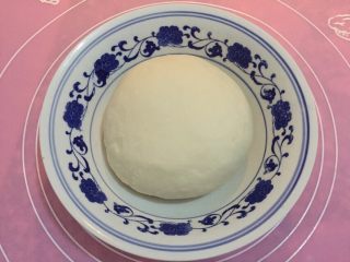 2、猪肉香菇水饺,继续加水和成光滑的面团