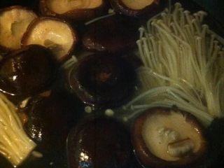 4、猪肉香菇水饺,香菇，金针菇洗净焯熟