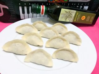 6、猪肉香菇水饺,将搅拌好的馅料包进饺子皮，美味的猪肉香菇水饺，快来品尝吧。