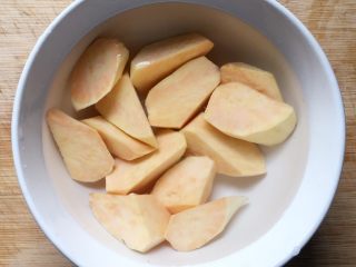 3、红枣番薯糖水～#冬喝暖饮夏吃冰#,期间要换好几次水，泡掉淀粉，等会煮出来的汤色才清亮哦。