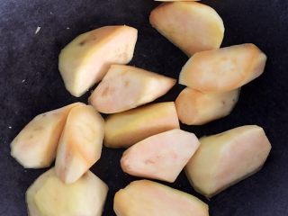 4、红枣番薯糖水～#冬喝暖饮夏吃冰#,炒锅中不用放油，直接把番薯放入，小火将番薯水分炒干