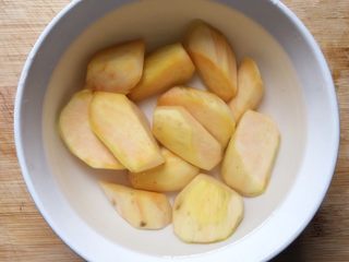 5、红枣番薯糖水～#冬喝暖饮夏吃冰#,将炒干的番薯再次浸泡在清水中，清洗干净。这样做的目的是让呆会煮熟的番薯不易碎，而且更清甜。
