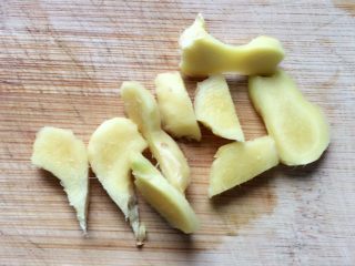 6、红枣番薯糖水～#冬喝暖饮夏吃冰#,生姜去皮洗净，切成片