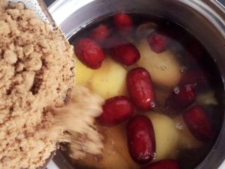 11、红枣番薯糖水～#冬喝暖饮夏吃冰#,再加入红糖，小火慢煮15～20分钟左右。