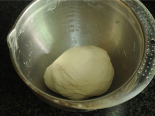 2、韭菜盒子,然后加入冷水，用筷子拌匀后，揉成光滑的面团，用保鲜膜盖上，醒20分钟备用。