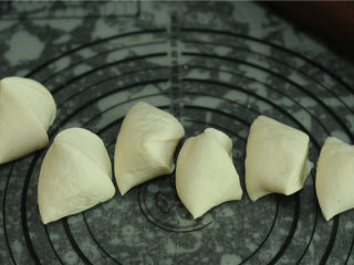 5、韭菜盒子,揉好的面团擀成长条后切成小剂子