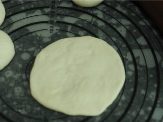 6、韭菜盒子,将小剂擀成圆形