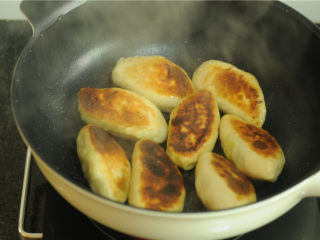 11、韭菜盒子,韭菜盒子翻个面，将表面也煎出金黄的颜色