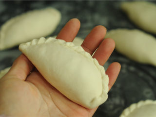 8、韭菜盒子,上下对折，边缘捏紧，再捏出花边