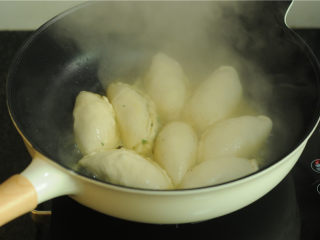 9、韭菜盒子,平底锅烧热倒入少许油，油热后放入韭菜盒子小火煎至底面金黄，沿着锅边倒入没过盒子一小半的水