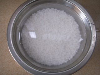 1、香芋西米露,西米取出，用冷水浸泡约20分钟;