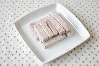 2、香芋西米露,槟榔香芋去皮切成块备用;