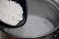 3、香芋西米露,泡好的西米置于锅上中火煮沸腾后约5分钟，中心剩下有白色点点时倒出来过冷水;