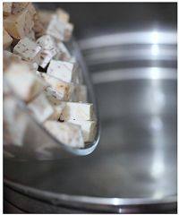 4、香芋西米露,可以用原有的煲西米的锅把香芋煮熟，不用太多水，没过芋头即可;