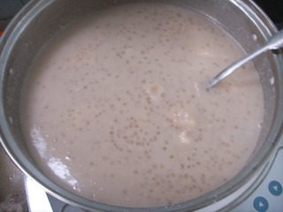 5、香芋西米露,约15分钟芋头熟后再将西米倒回锅里一起煮约5分钟;