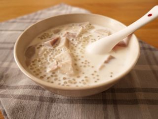 6、香芋西米露,最后加入椰浆调入冰糖溶化后就成。