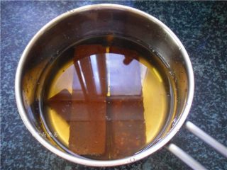 2、超简单的糖油粑粑,红糖块加上一碗清水，大火煮开