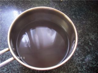 3、超简单的糖油粑粑,然后调成小火，熬成浓稠的糖浆