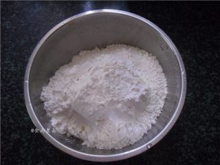 4、超简单的糖油粑粑,糯米粉用大盆盛起，加上一克盐