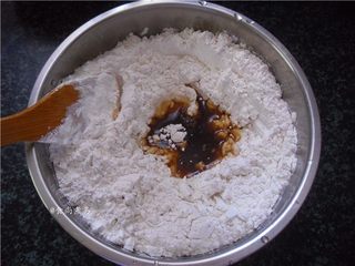 5、超简单的糖油粑粑,慢慢倒入糖浆，搅拌至能揉成团的状态，剩余的糖浆留作最后有用