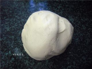 6、超简单的糖油粑粑,倒在案板上，充分揉均匀面团，揉的时间长一点，糍粑的口感更筋道，香滑