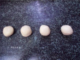 7、超简单的糖油粑粑,揪出统一大小的小面团，搓成小圆球