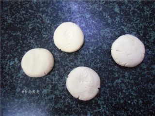 8、超简单的糖油粑粑,再摁扁，周围有裂纹不用担心，经过加热裂痕会自动封口