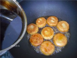 11、超简单的糖油粑粑,倒入部分糖浆