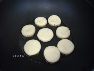 9、超简单的糖油粑粑,热锅，倒入少量食用油，将糯米饼整齐码在锅内